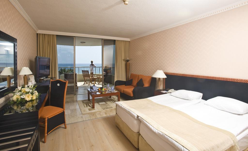 Resort Sunrise Queen Luxury Side